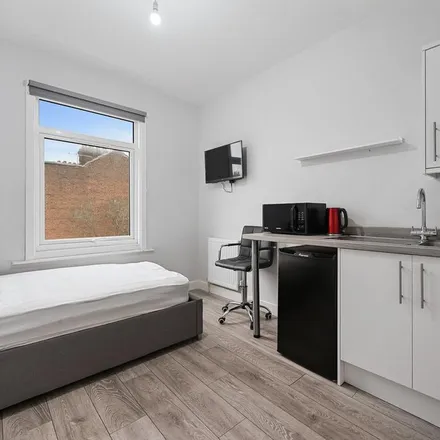 Image 4 - Ashburnham Road, Luton, LU1 1JS, United Kingdom - Room for rent