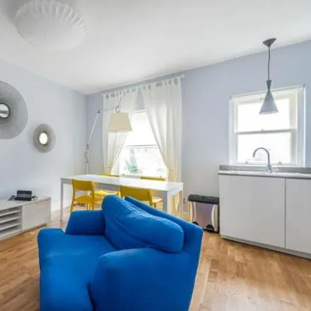 Rent this 1 bed apartment on Notting Hill Gate Station in Pembridge Gardens, London