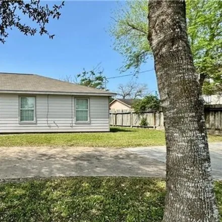Image 2 - 807 N Avenue D, Beeville, Texas, 78102 - House for sale