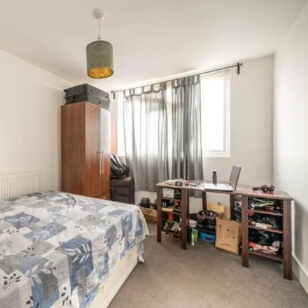 Image 7 - 360 Strone Road, London, E12 6TN, United Kingdom - Apartment for sale