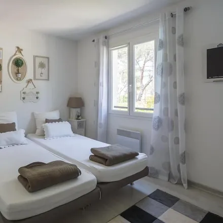 Rent this 4 bed house on Piste La Roque d’Anthéron / Mallemort in 13370 Mallemort, France