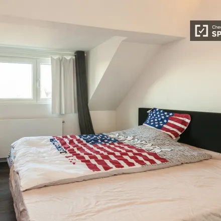 Rent this 3 bed room on Avenue d'Auderghem - Oudergemlaan 290 in 1040 Etterbeek, Belgium