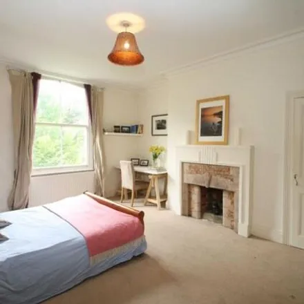 Rent this 6 bed townhouse on Buckingham Mount in Leeds, LS6 1DN