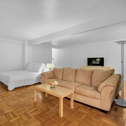 Image 3 - 225 East 46th Street, New York, NY 10017, USA - Condo for sale