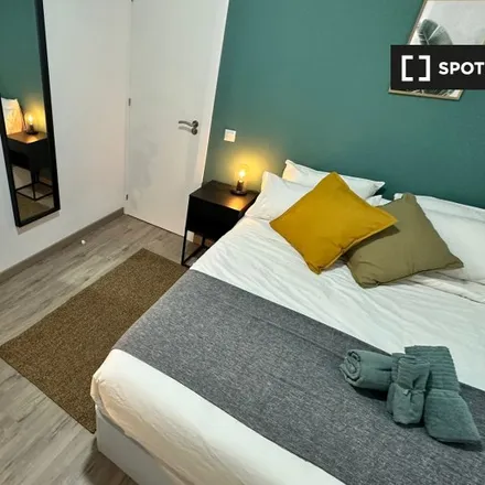 Rent this 5 bed room on Calle de la Huerta del Bayo in 6, 28005 Madrid