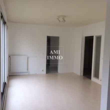 Rent this 4 bed apartment on Lycée Horticole Saint-Nicolas in 10 Avenue de la Division Leclerc, 91430 Igny