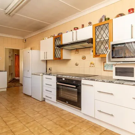 Rent this 3 bed apartment on Woodley Road in Cresta, Johannesburg