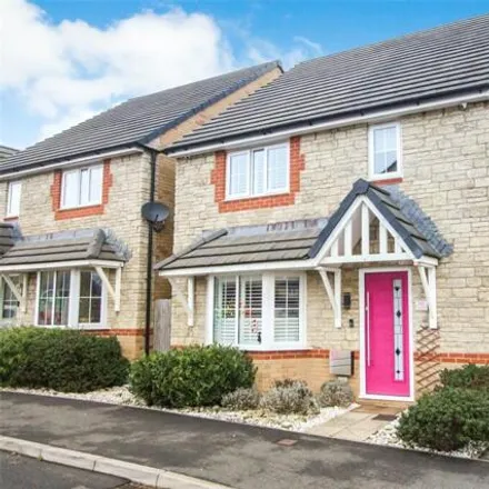 Buy this 4 bed house on Beauchamp Avenue in Midsomer Norton, BA3 4FW