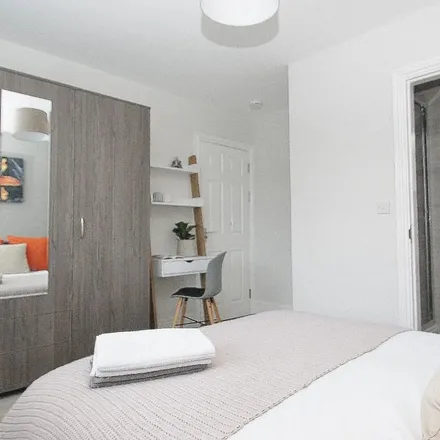 Image 9 - Sunningdale Avenue, London, W3 7NS, United Kingdom - Apartment for rent