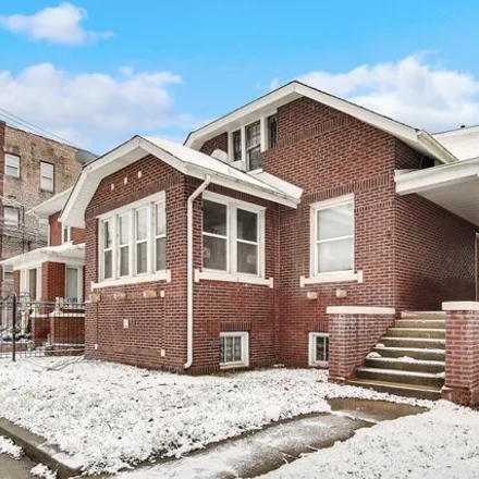 Image 2 - 7440 South Oglesby Avenue, Chicago, IL 60617, USA - House for sale