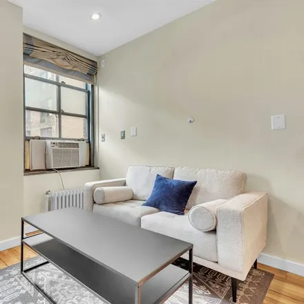 Image 2 - 4 LEXINGTON AVENUE 11L in Gramercy Park - Apartment for sale