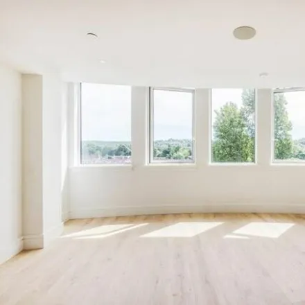 Image 3 - Purley Downs Road, London, CR8 1HA, United Kingdom - Apartment for rent