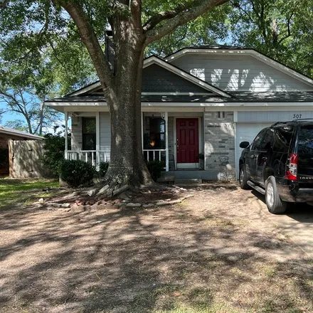 Buy this 3 bed house on 307 Hickory Hill Drive in Lufkin, TX 75901