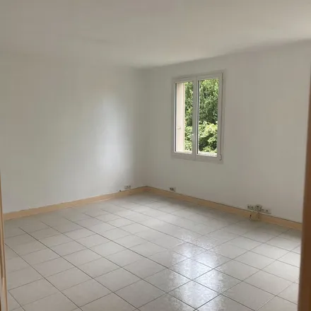 Rent this 3 bed apartment on Rond-Point Jean-Baptiste Clément in 94500 Champigny-sur-Marne, France