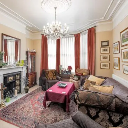 Image 4 - Narbonne Avenue, London, SW4 9EH, United Kingdom - Townhouse for sale