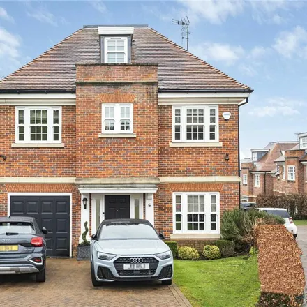 Rent this 6 bed house on Bramley Close in London, NW7 4BR