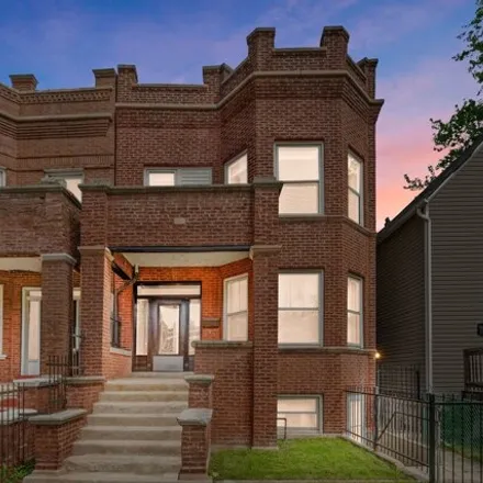 Buy this 8 bed house on 4704 West Monroe Street in Chicago, IL 60644