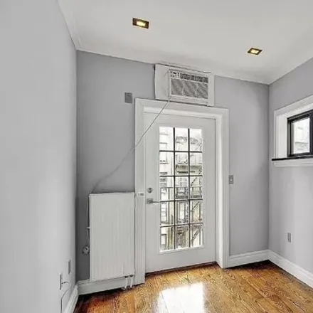Image 7 - 330 East 6th Street, New York, NY 10003, USA - Apartment for rent
