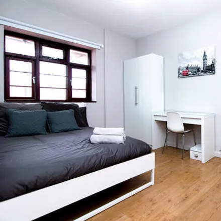 Rent this 4 bed room on Poynders Gardens in London, SW4 8PH