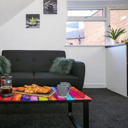 Rent this 3 bed apartment on 57 London Road in Leicester, LE2 0PE