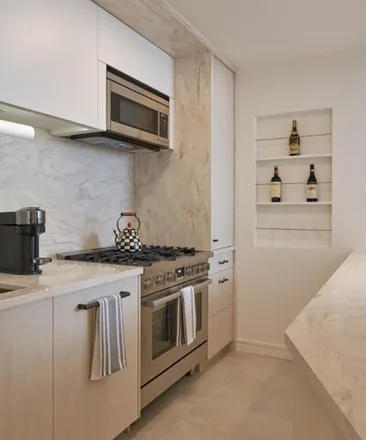 Image 5 - 208 East 81st Street, New York, NY 10028, USA - Condo for sale