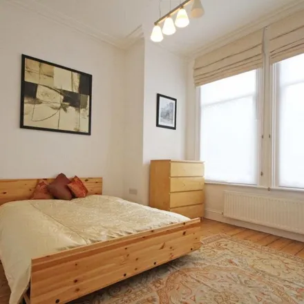 Rent this 3 bed apartment on Blakesley Avenue in London, W5 2DW