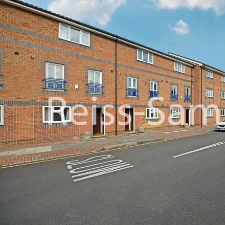 Rent this 5 bed townhouse on 38 Cahir Street in Millwall, London