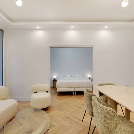 Rent this 4 bed apartment on 34 Rue de Ponthieu in 75008 Paris, France