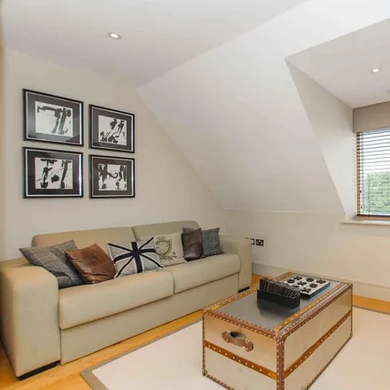 Rent this 3 bed townhouse on Brocas Street in Eton, SL4 6BW