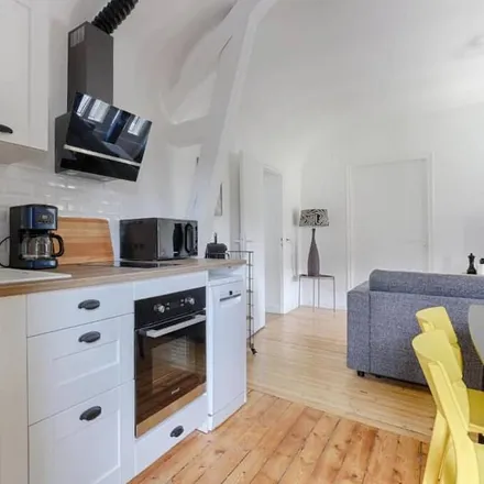 Rent this studio apartment on 7 Cr de l'Abbaye