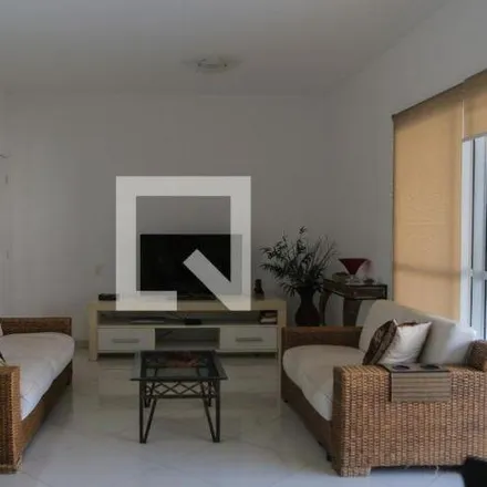 Rent this 3 bed apartment on Avenida Presidente Wilson in Pompéia, Santos - SP