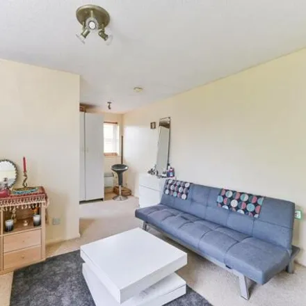 Image 2 - Chipstead Close, London, SM2 6BE, United Kingdom - Apartment for rent