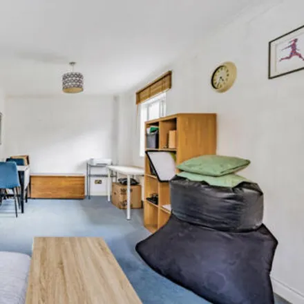 Image 4 - Whyteleafe, Aspen Vale, Tandridge, CR3 0AD, United Kingdom - Apartment for sale