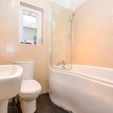 Rent this 1 bed apartment on 120 Pentonville Road in London, N1 9TT