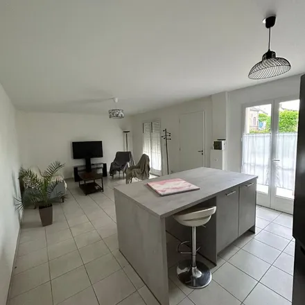 Rent this 2 bed apartment on 41 Rue d'Amiens in 60200 Compiègne, France