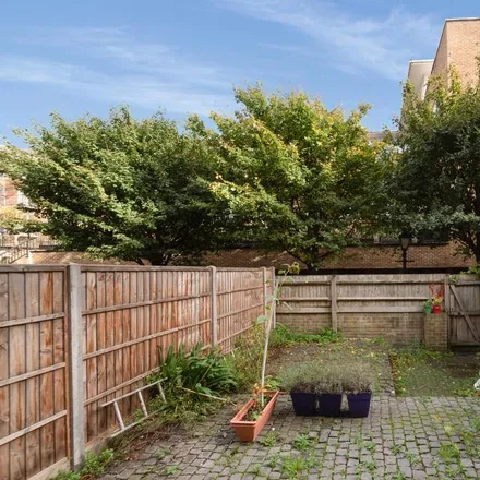 Image 4 - Albert Mews, 2-12 Albert Mews, Ratcliffe, London, E14 8EH, United Kingdom - Townhouse for rent