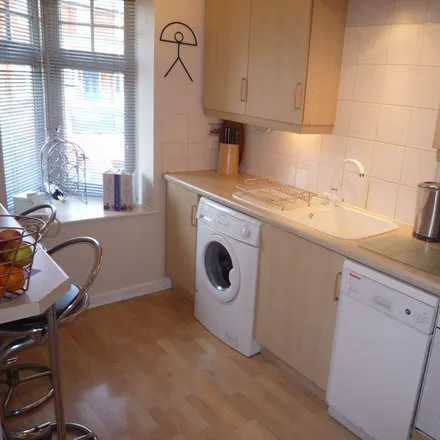 Image 4 - Larkspur Grove, The Hale, London, HA8 9GB, United Kingdom - Townhouse for rent