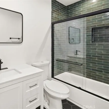 Image 4 - 1775 South New Hampshire Avenue, Los Angeles, CA 90006, USA - House for sale
