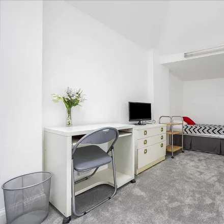 Rent this studio apartment on 16 The Quadrant in London, SW20 8SP