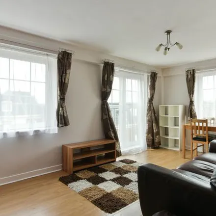 Rent this 2 bed apartment on Central Road in London, KT4 7NB