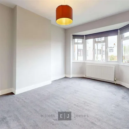 Rent this 2 bed apartment on York Crescent in Loughton, IG10 1RW