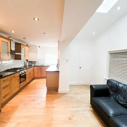 Rent this 3 bed apartment on 69 Dames Road in London, E7 0DW