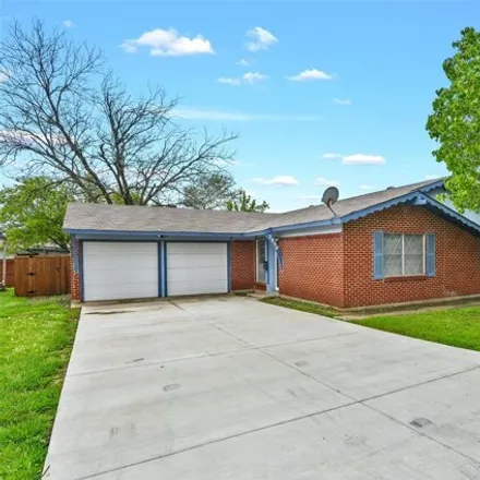 Rent this 3 bed house on 2888 Mark Twain Drive in Farmers Branch, TX 75234