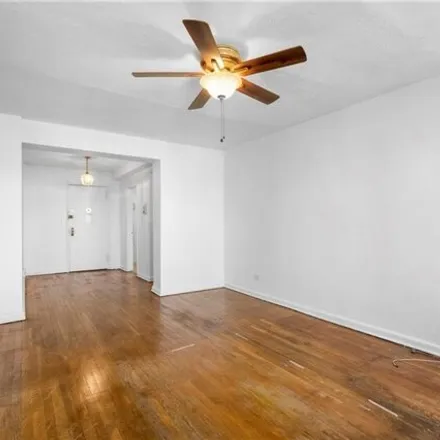 Image 4 - 2102 Holland Avenue, New York, NY 10462, USA - Apartment for sale