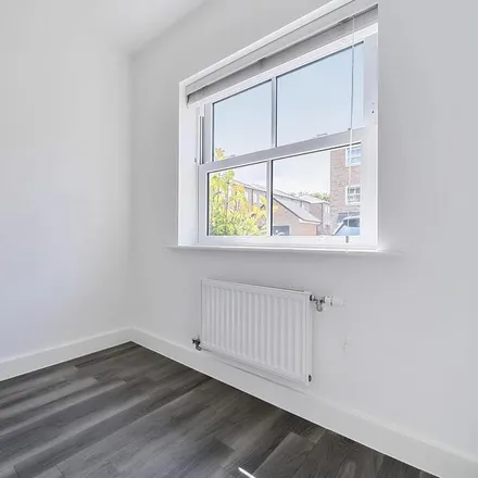 Image 3 - Tulett Avenue, London, N20 0FH, United Kingdom - Townhouse for rent