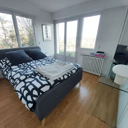 Rent this 3 bed apartment on 24 Rue Narcisse Guilbert in 76130 Mont-Saint-Aignan, France