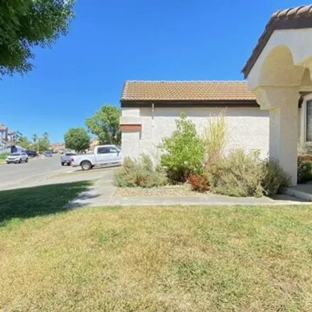 Image 3 - 321 Engell Ct, Suisun City, California, 94585 - House for sale