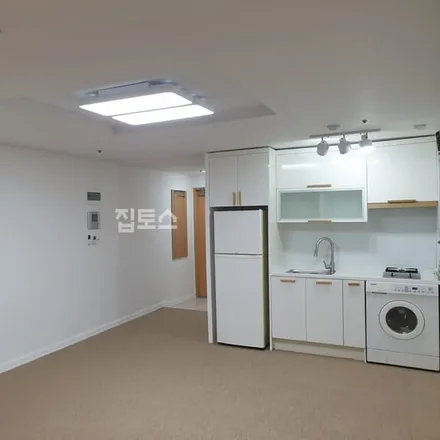 Rent this studio apartment on 서울특별시 강남구 역삼동 735-11