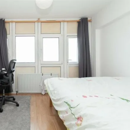 Image 6 - Stocks Court, Globe Road, London, E1 4DT, United Kingdom - Apartment for sale