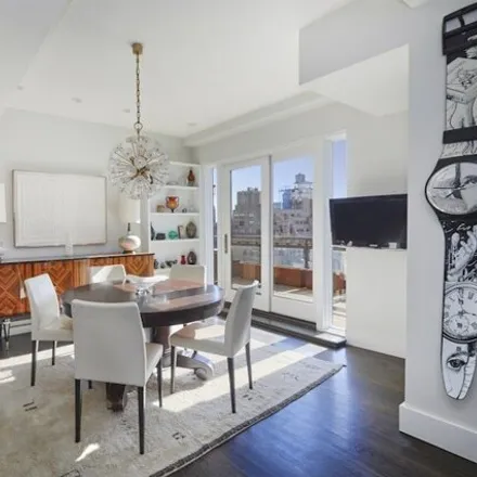 Image 2 - 301 West 72nd Street, New York, NY 10023, USA - Apartment for sale